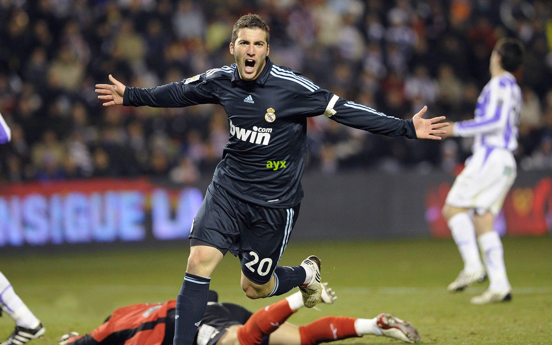 赛场之外的温度，一件西装背后的篮球情缘与传承